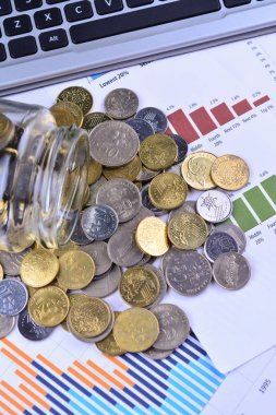 İş stok çizelgelerinde kavanozdan dökülen madeni paralar - Busines