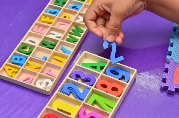 Kinderhände Spielen Mit Alphabet — Stockfoto