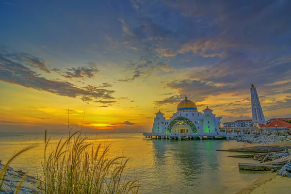 말레이시아 말라카 해협 모스크의 아름다운 일몰. 네이처 컴 — 스톡 사진