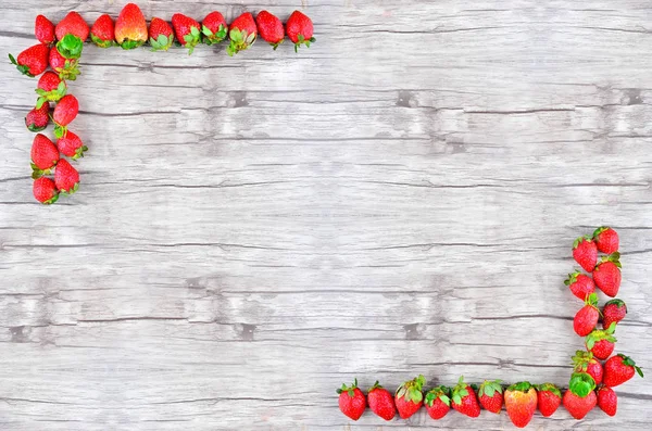 Strawberry di atas latar belakang kayu — Stok Foto