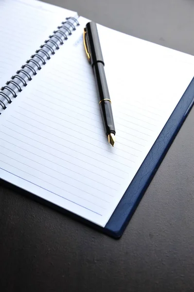 Πένα Κενό Σημειωματάριο Στον Πίνακα — Φωτογραφία Αρχείου