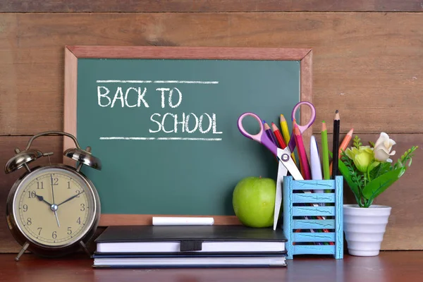 Concepto de regreso a la escuela con libros y despertador con tiza —  Fotos de Stock