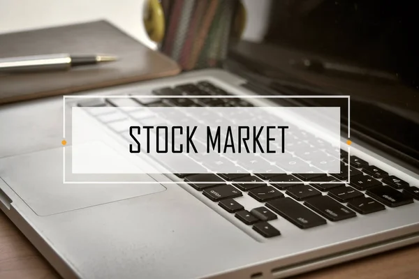 Notebook e laptop con testo MERCATO STOCK — Foto Stock
