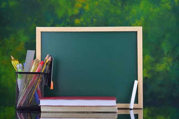 Voltar Conceito Escola Com Artigos Papelaria Mesa Frente Quadro — Fotografia de Stock