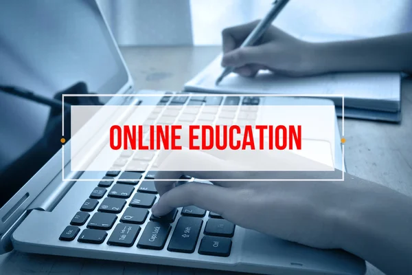 Ручная печать на клавиатуре с текстом ONLINE EDUCATION — стоковое фото