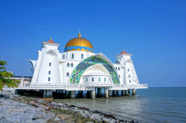 马来西亚马六甲海峡清真寺(Masjid Selat Melaka) — 图库照片