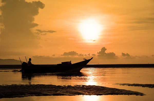 Fishing Boat at Sunrise — Stock Photo, Image