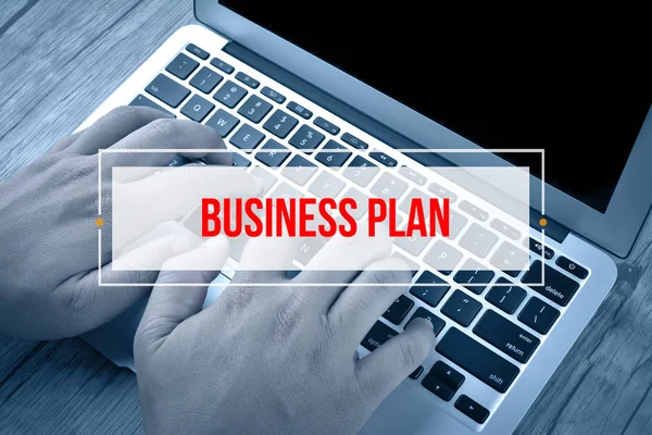 Hand typen op toetsenbord met tekst business plan — Stockfoto