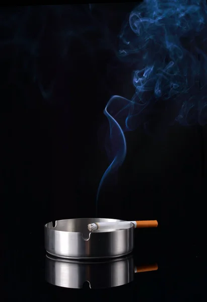Дим Піднімається Цигарки Попільничку — стокове фото