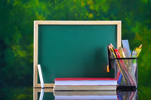 Voltar Conceito Escola Com Artigos Papelaria Mesa Frente Quadro — Fotografia de Stock