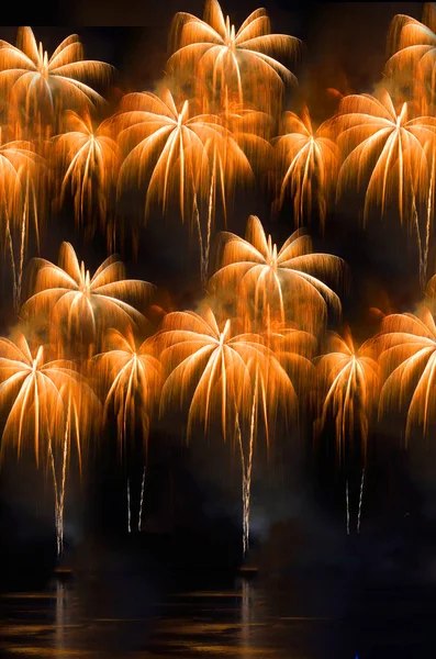 Buntes Feuerwerk. Feuerwerk ist eine Klasse für explosive Pyrotechnik — Stockfoto