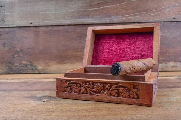 Сигара Деревянной Коробке — стоковое фото