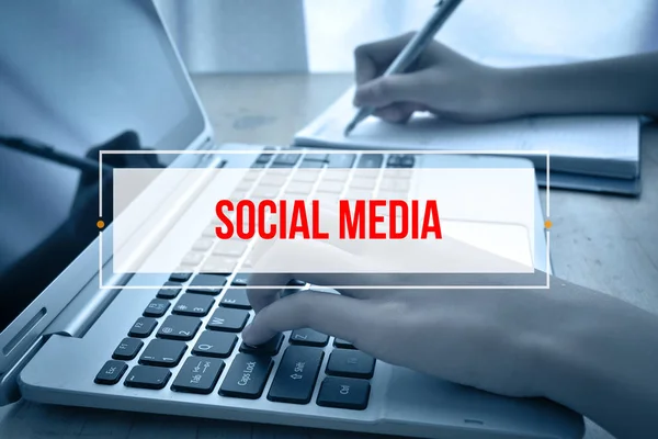 Mão digitando no teclado com texto SOCIAL MEDIA — Fotografia de Stock