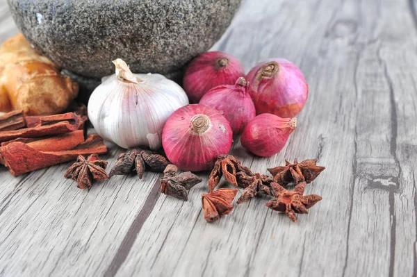 Mörser Sternanis Zimt Ingwer Auf Holzgrund — Stockfoto