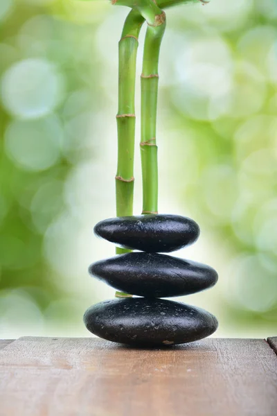 Zen Stones Green Bamboo Wooden Table Green Blur Bokeh Background — Stock Photo, Image