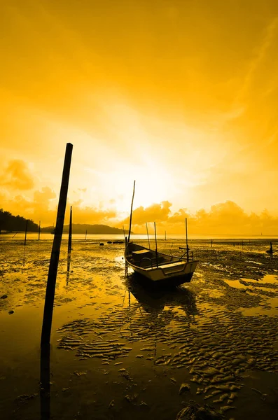 ビーチで釣り船と太陽の立ち上がり — ストック写真