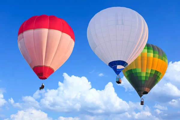 Kolorowe balony na gorące powietrze w lotach nad niebieski niebo — Zdjęcie stockowe