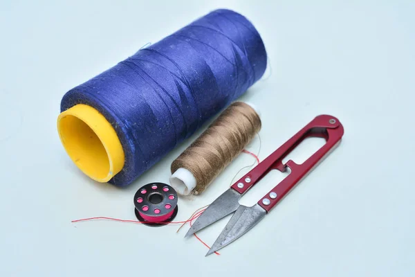 Швейные инструменты и швейный набор — стоковое фото