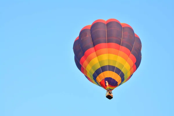 青い空を飛行中のカラフルな熱気球 — ストック写真