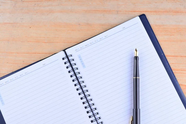 Cuaderno Con Pluma Estilográfica Sobre Mesa Madera — Foto de Stock