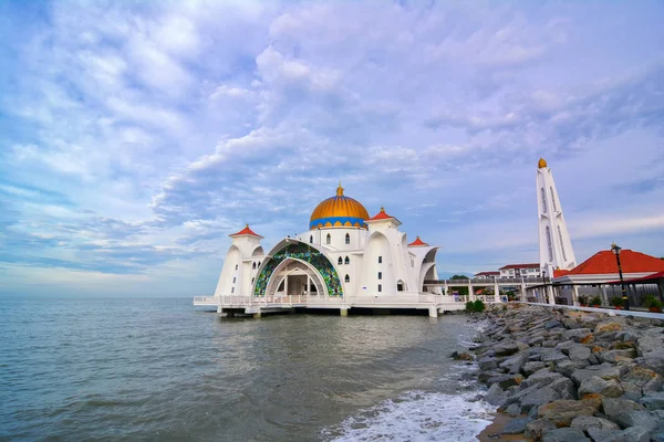 Widok na poranny Meczet w Malakce (Masjid Selat Melaka), — Zdjęcie stockowe