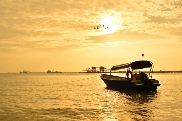 Barco Pescador Com Fundo Por Sol — Fotografia de Stock