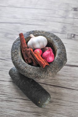 Harç, Yıldız anason, ahşap bir zemin üzerine tarçın