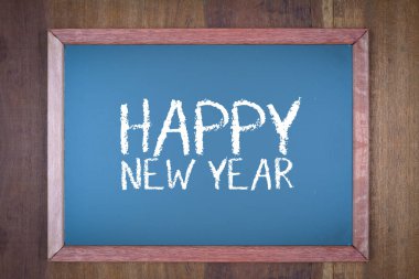 ahşap zemin üzerine yeşil yazı tahtası