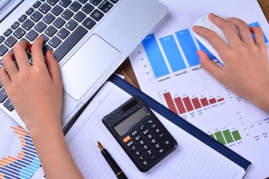 Klavye ve fare ile grafik, grafik üzerinde ahşap masa el