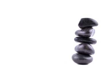 Zen taşları beyaz üzerinde izole edilmiş konsept dengesi