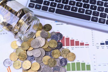 İş stok çizelgelerinde kavanozdan dökülen madeni paralar - Busines