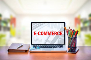 Eski ahşap masa üzerinde izole beyaz ekran ile açık dizüstü