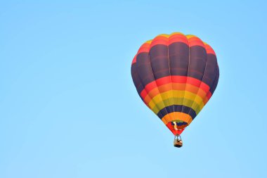 Mavi gökyüzü üzerinde uçuşta renkli sıcak hava balonları