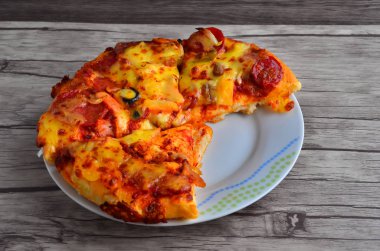 Peynirli pizza ahşap arka plan üzerinde