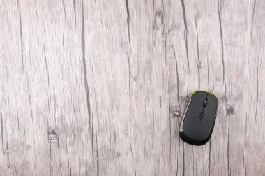 Tahta arka planda kablosuz bilgisayar faresi