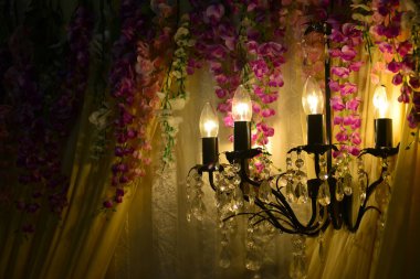 Gelin malay düğün arka plan üzerinde lüks cam avize