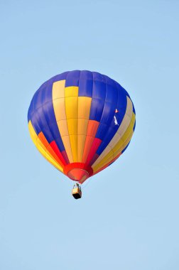 Mavi gökyüzü üzerinde uçuşta renkli sıcak hava balonları