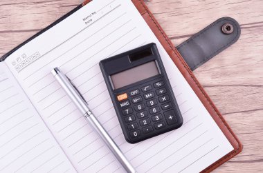 Metin veya ileti, kalem ve ahşap masa hesap makinesi için boş alan ile notepad açıldı