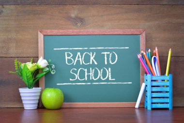 Chalkboar önünde masada elma ile Okul konseptine geri dön