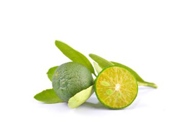 Beyaz arka planda calamansi