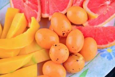 Yakın kadar olan Bouea oppositifolia, greyfurt ve mango siyah arka plan üzerine