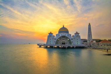 Malacca Boğazı Camii (Mescid Selat Melaka), Malezya 'nın Malezya kenti yakınlarındaki insan yapımı Malacca Adası' nda bulunan bir camidir.