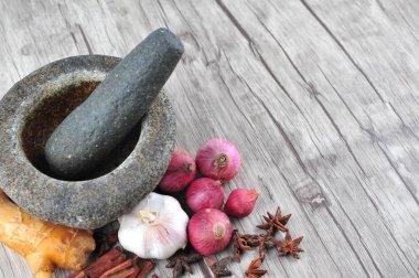 Harç, ahşap arka plan üzerinde Yıldız anason, tarçın, zencefil