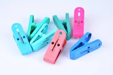 Giysi-mandal koleksiyonu. Beyaz arka plan üzerinde izole plastik renkli clothespins seti