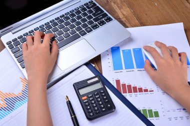 Klavye ve fare ile grafik, grafik üzerinde ahşap masa el