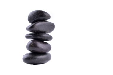 Zen taşları beyaz üzerinde izole edilmiş konsept dengesi