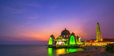 Dramatik gökyüzü ve boğazı Cami, Malacca de yansımaları. Doğa kompozisyon. Hareket bulanıklığı ve uzun pozlama nedeniyle yumuşak odak. Canlı rengin
