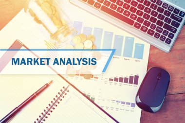 Grafikler, çizelgeler, defter, kalem ve paralar. İş kavramı