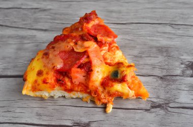 Peynirli pizza ahşap arka plan üzerinde