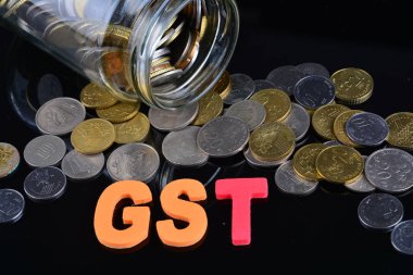 kelime Gst ile bir para kavanozundan dökülen paralar